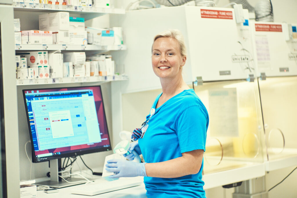 Sygeplejerske står ved en skærm og scanner medicin